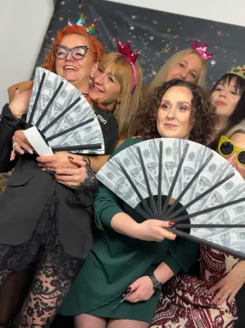 Zabawa z rekwizytami przed fotobudką na imprezie urodzinowej