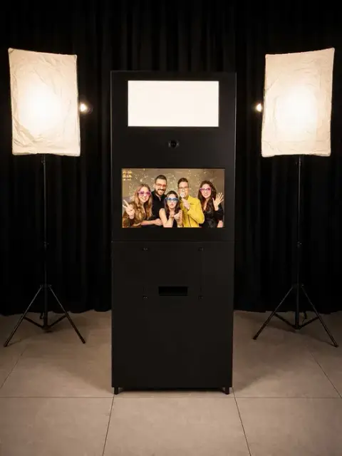 Fotobudka Klasyczna VIP XXL w czarnej obudowie z ekranem dotykowym i oświetleniem studyjnym